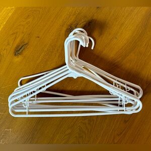 🏝️Set of 10 white plastic hangers